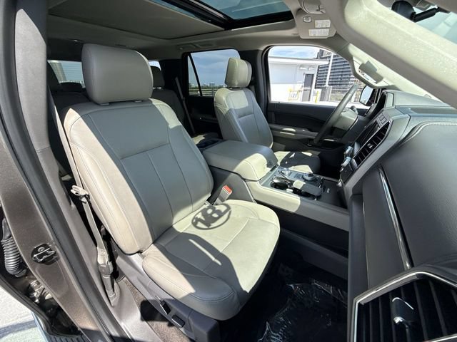 Used 2018 Ford Expedition XLT w/ Equipment Group 202A AWD/4WD image 27