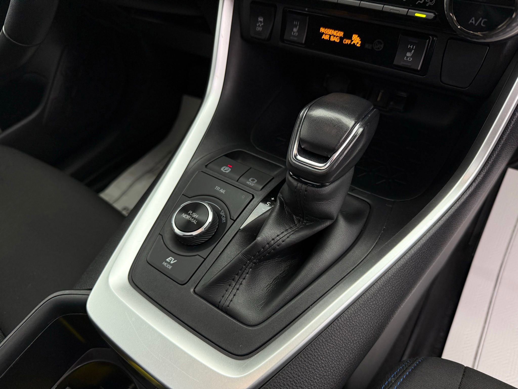 Used 2022 Toyota RAV4 SE image 17