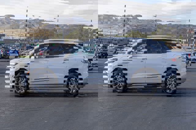 Used 2024 Buick Enclave Premium image 3