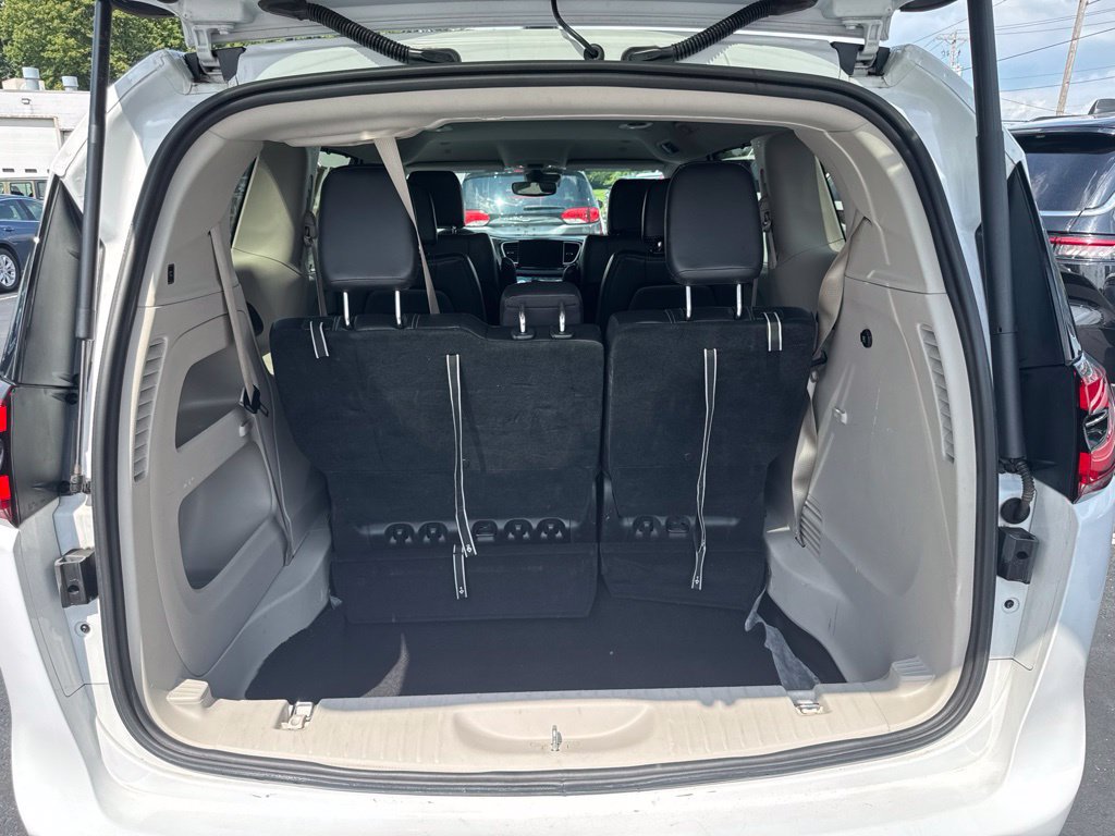 Used 2024 Chrysler Pacifica Touring-L FWD image 18