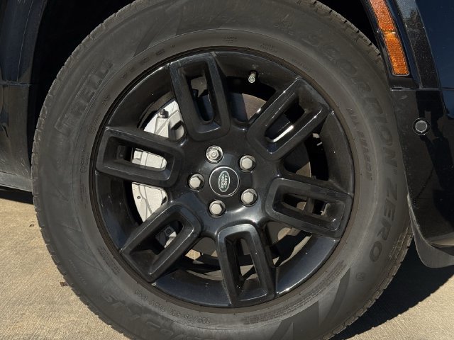 Used 2024 Land Rover Defender 130 X-Dynamic SE AWD/4WD image 9
