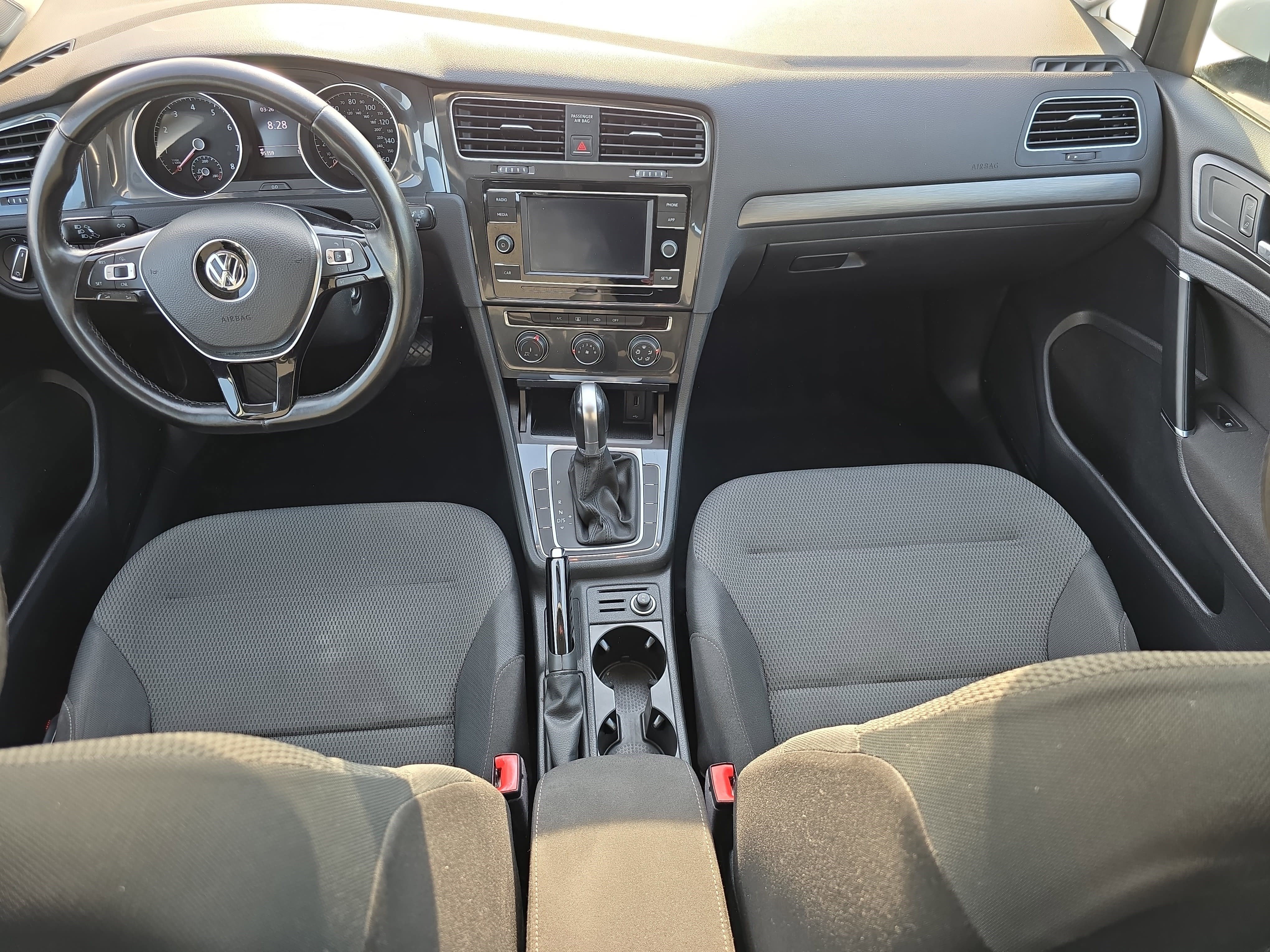 Used 2018 Volkswagen Golf S image 9