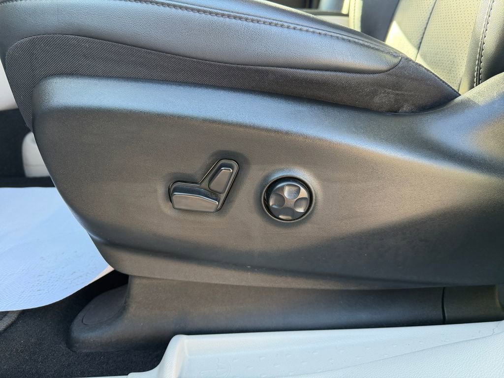 Used 2024 Chrysler Pacifica Touring-L image 13