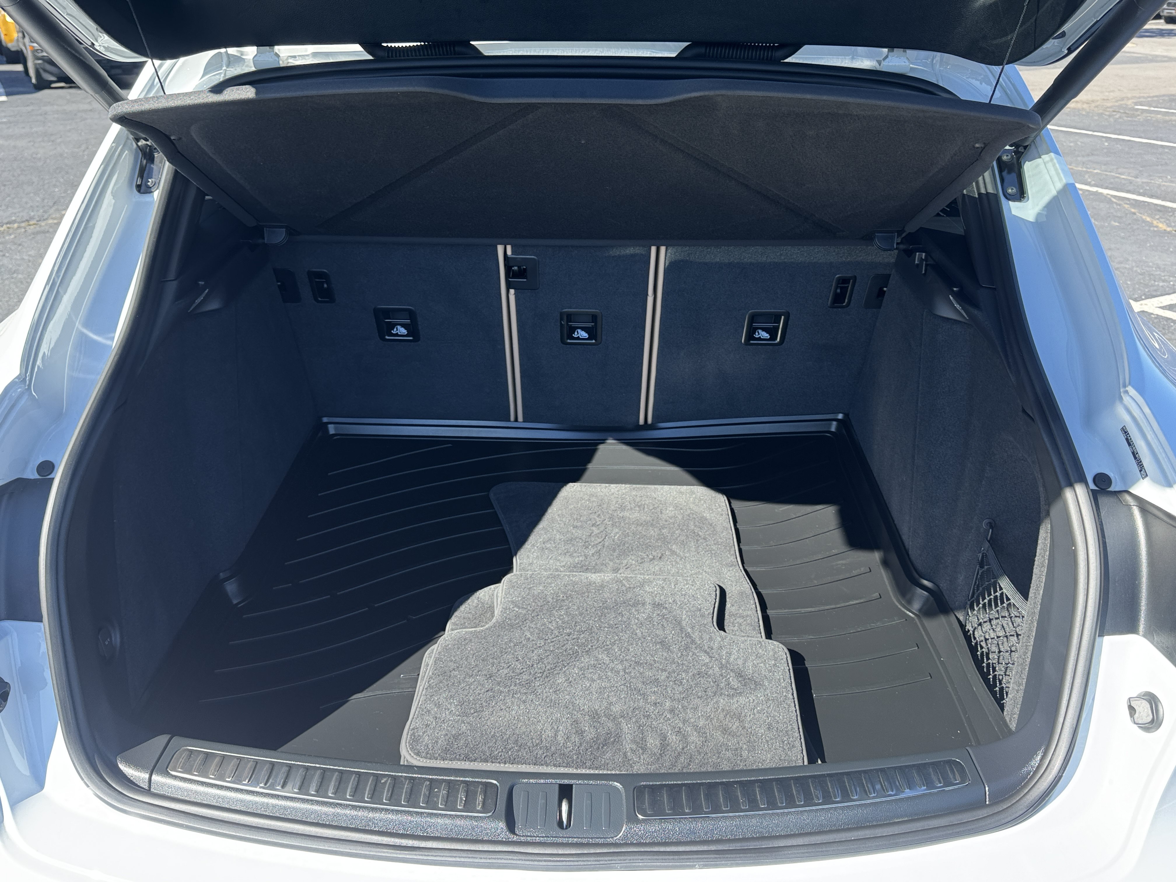 Used 2024 Porsche Macan AWD/4WD image 11