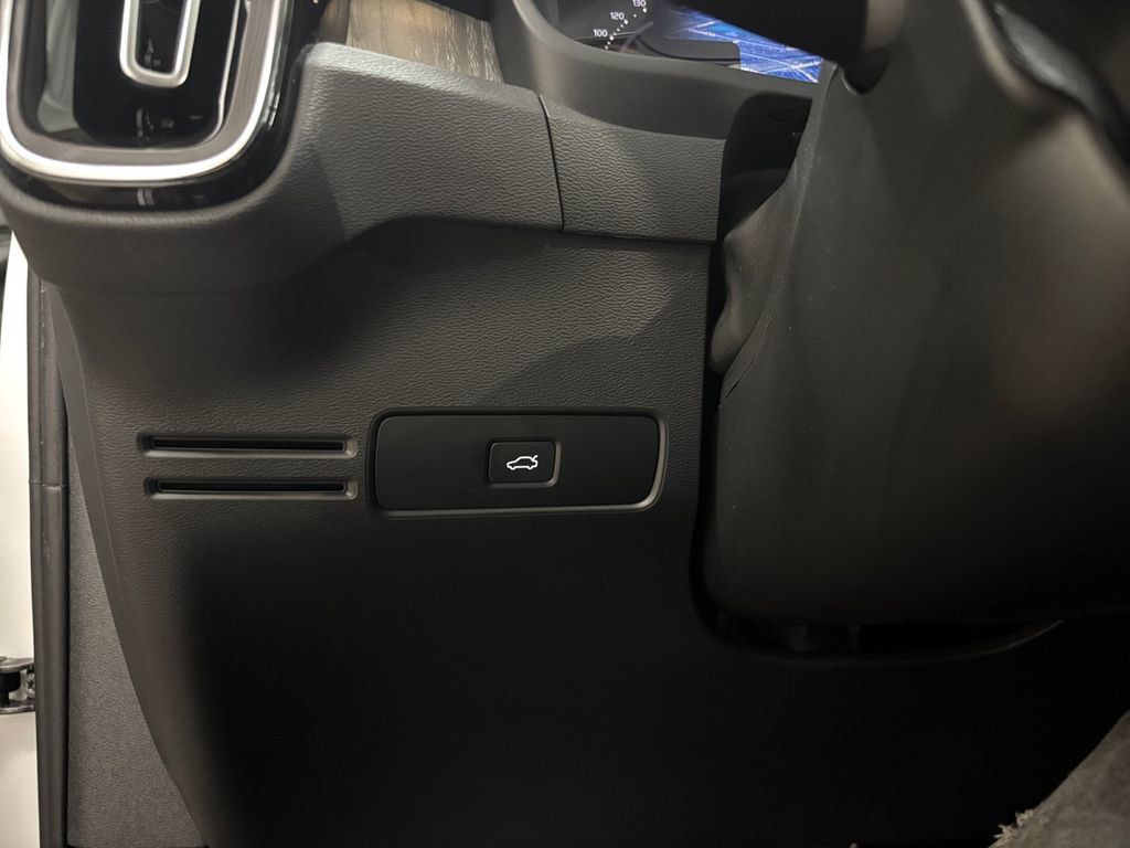 Certified 2024 Volvo XC40 B5 Plus w/ Climate Package AWD/4WD image 27
