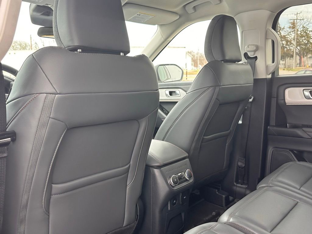 Used 2025 Ford Explorer Active w/ Active Comfort Package image 13