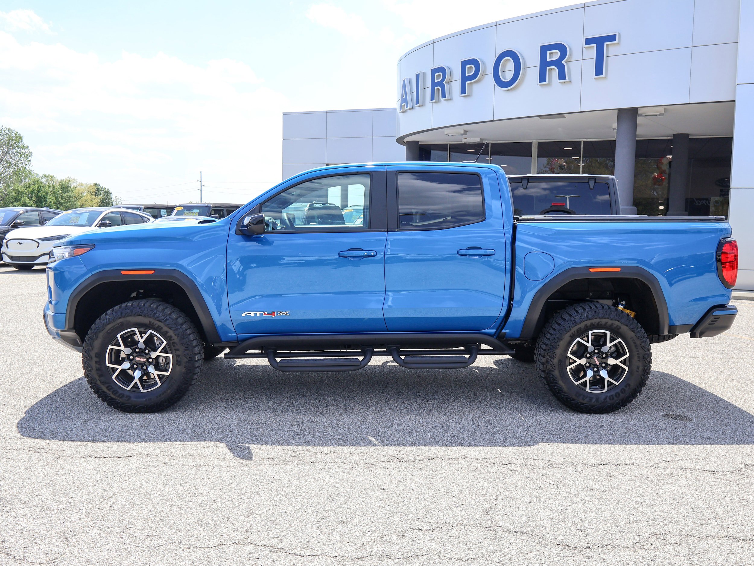 Used 2023 GMC Canyon AT4X AWD/4WD image 2