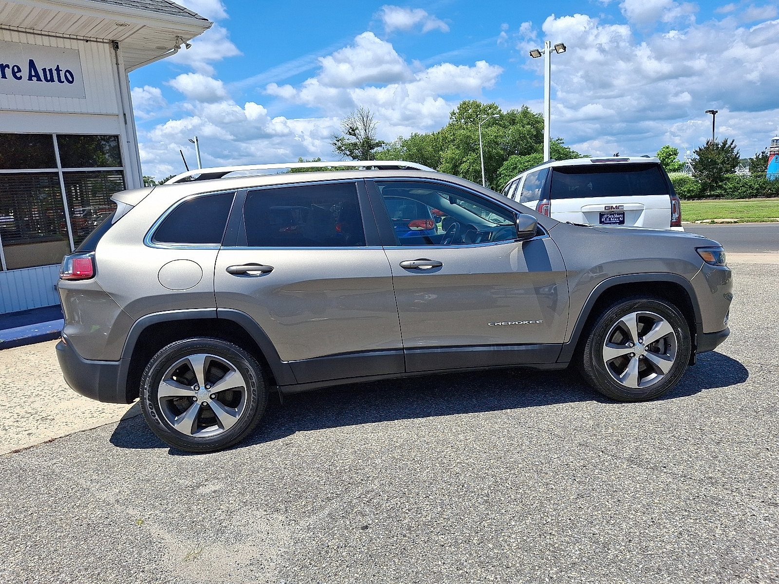 Used 2019 Jeep Cherokee Limited image 7