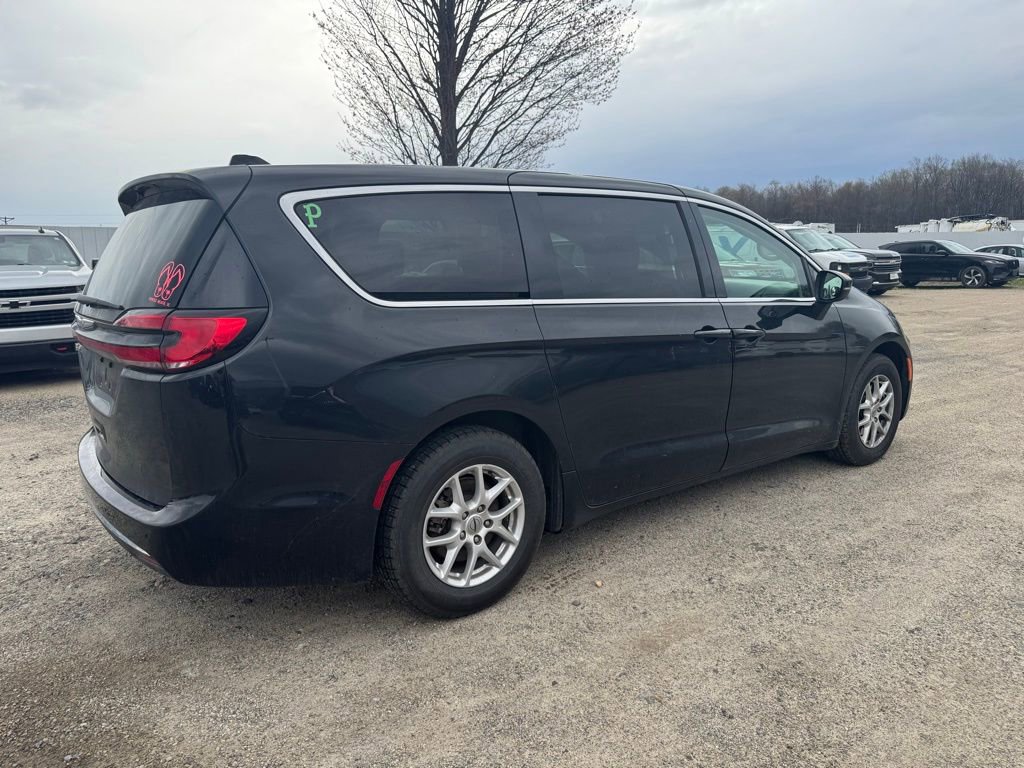 Used 2023 Chrysler Pacifica Touring-L image 5