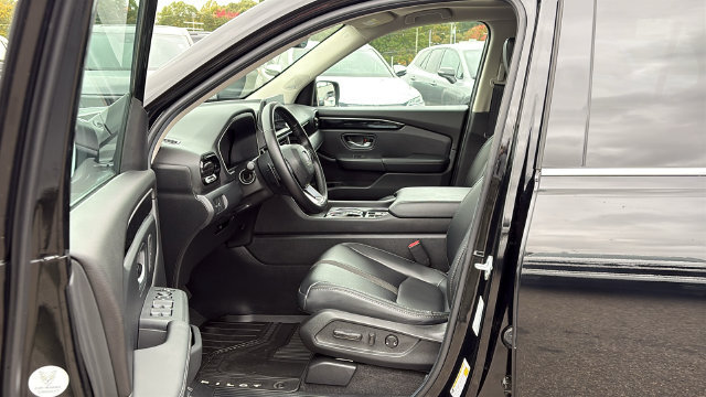 Used 2025 Honda Pilot Touring image 10