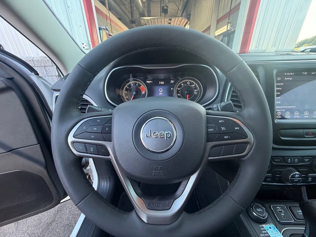 Used 2022 Jeep Cherokee Latitude Lux w/ Sun & Sound Group AWD/4WD image 34
