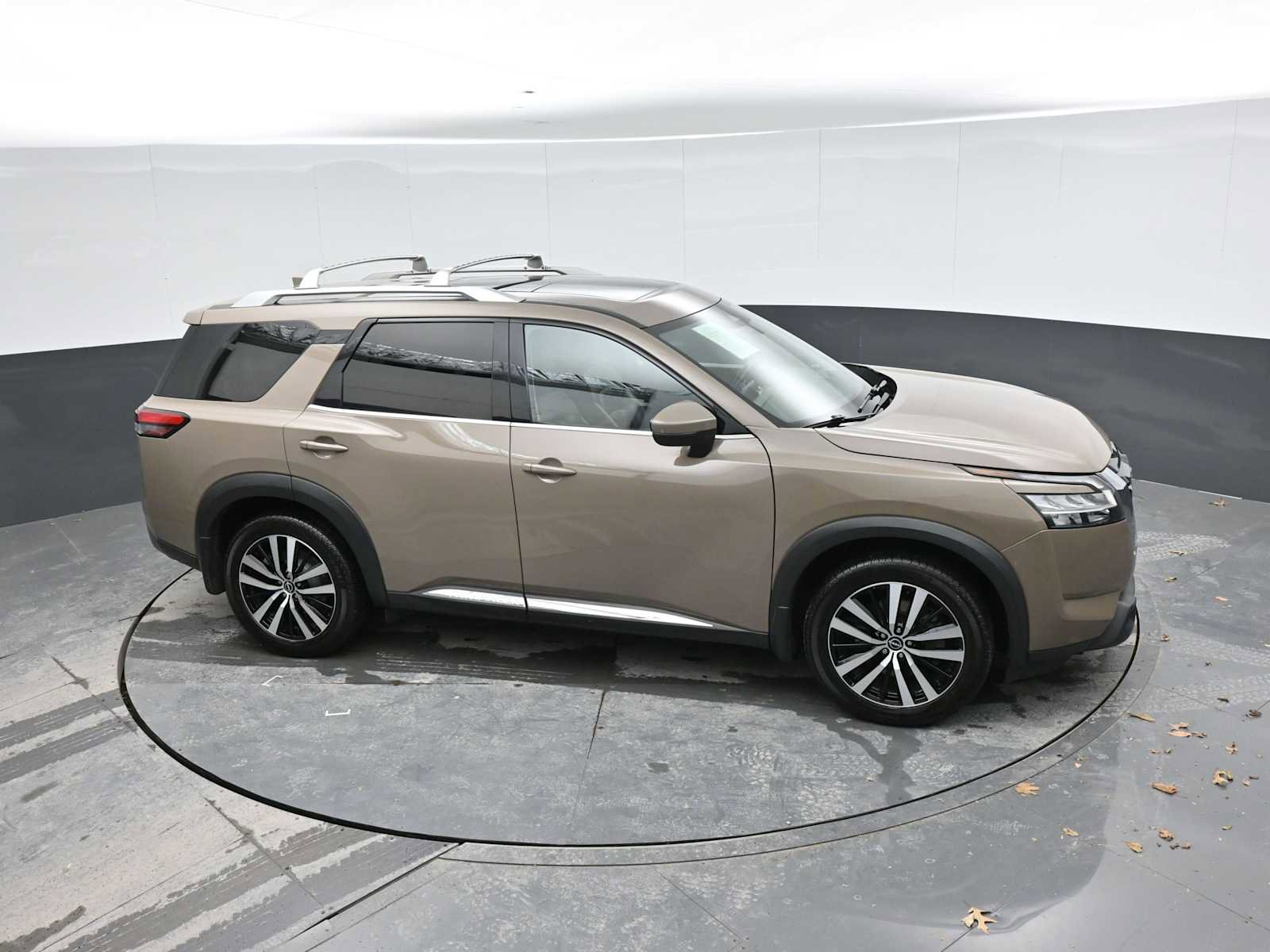 Used 2023 Nissan Pathfinder Platinum w/ Cargo Package image 40