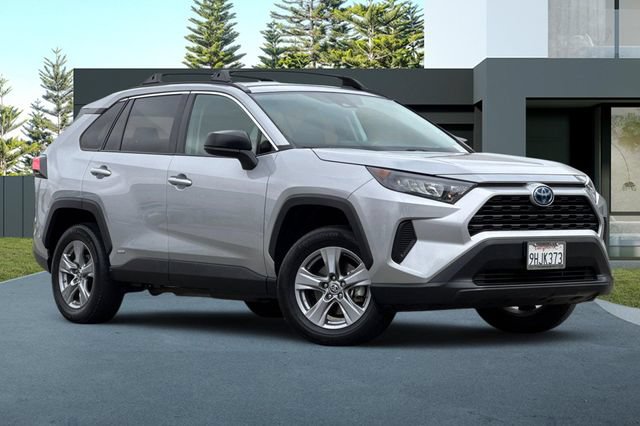 Used 2022 Toyota RAV4 LE AWD/4WD image 2
