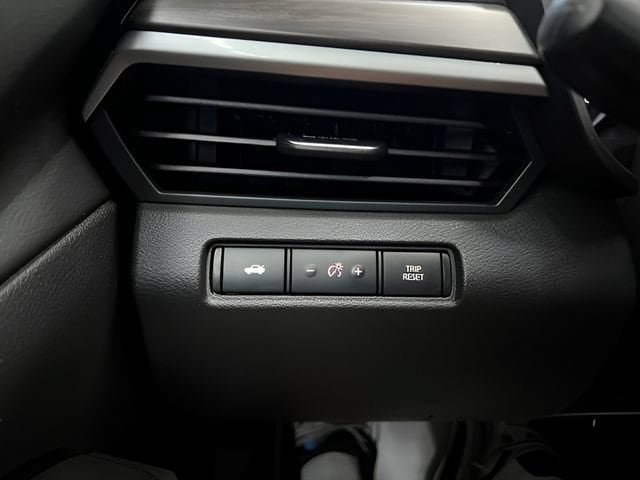 Used 2025 Nissan Altima 2.5 SV FWD image 14