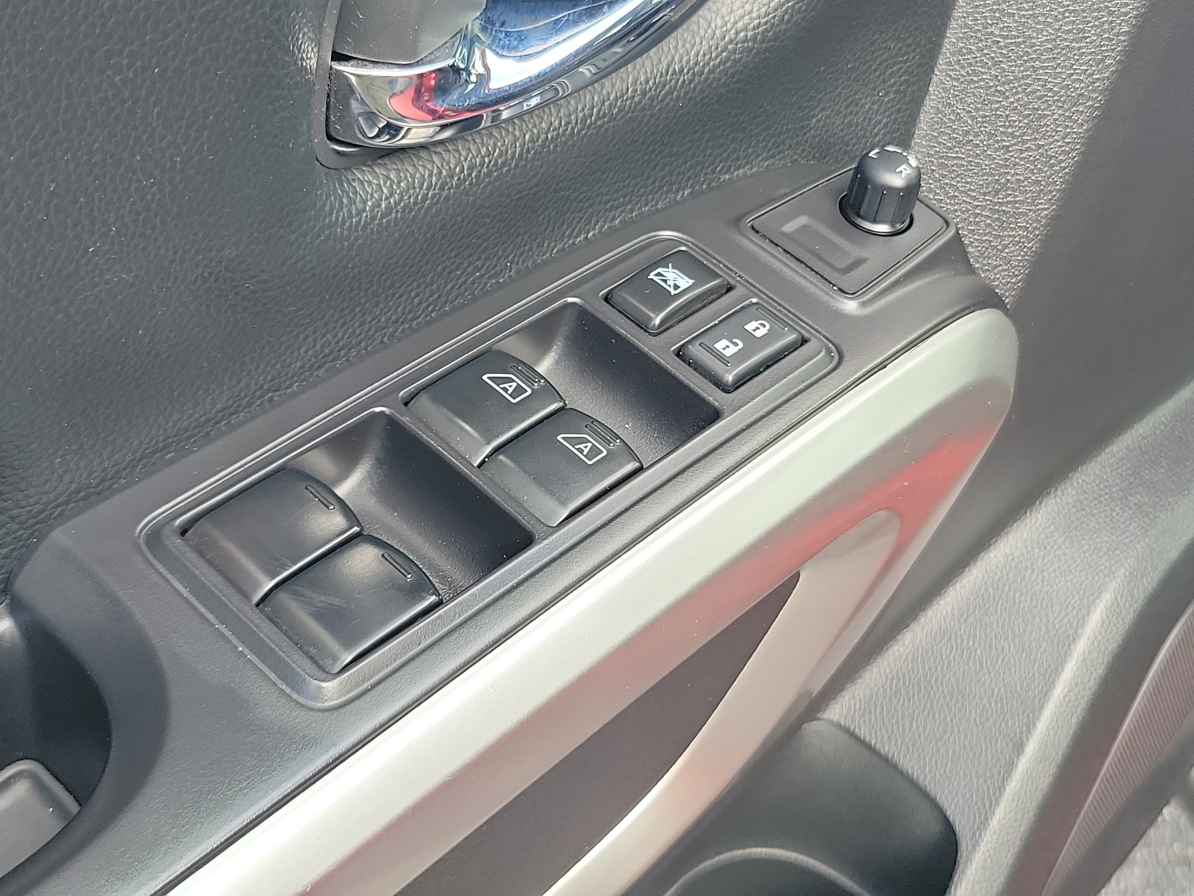 Used 2021 Nissan Titan SV w/ SV Convenience Package AWD/4WD image 29