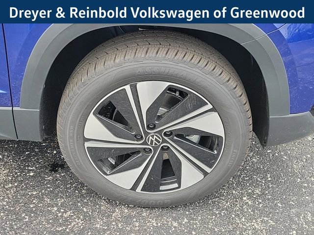 New 2024 Volkswagen Taos SE image 3
