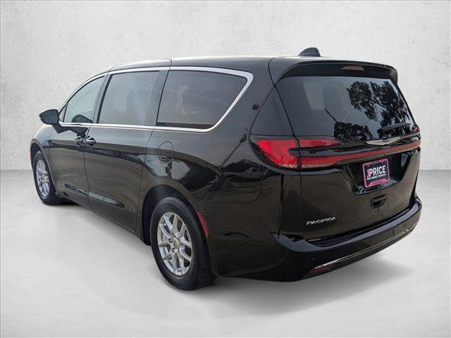 Used 2024 Chrysler Pacifica Touring-L image 7