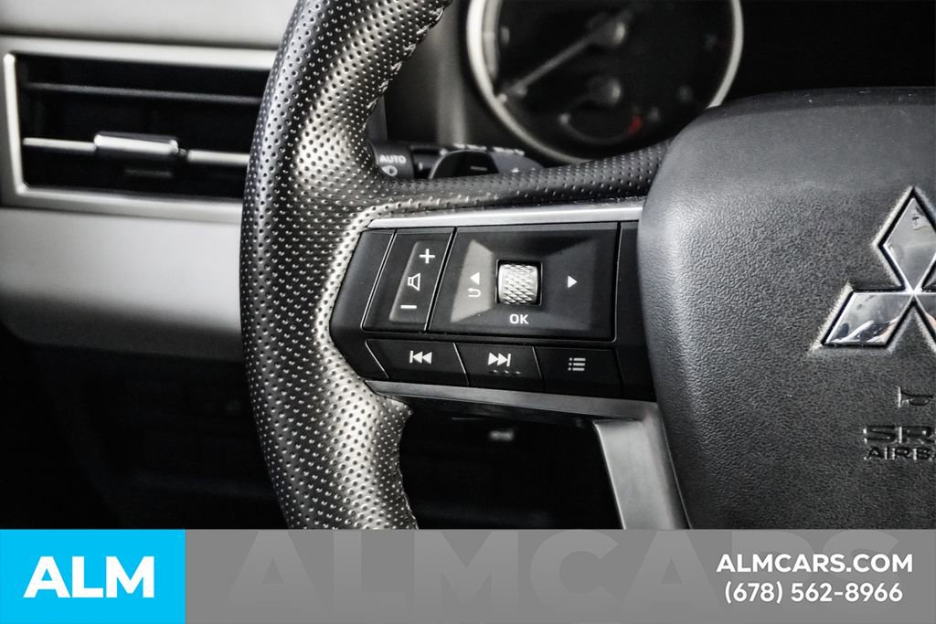 Used 2025 Mitsubishi Outlander SE image 26