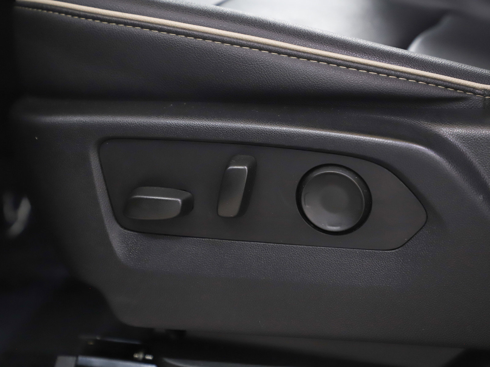 Used 2023 GMC Yukon XL SLT w/ SLT Premium Package image 33