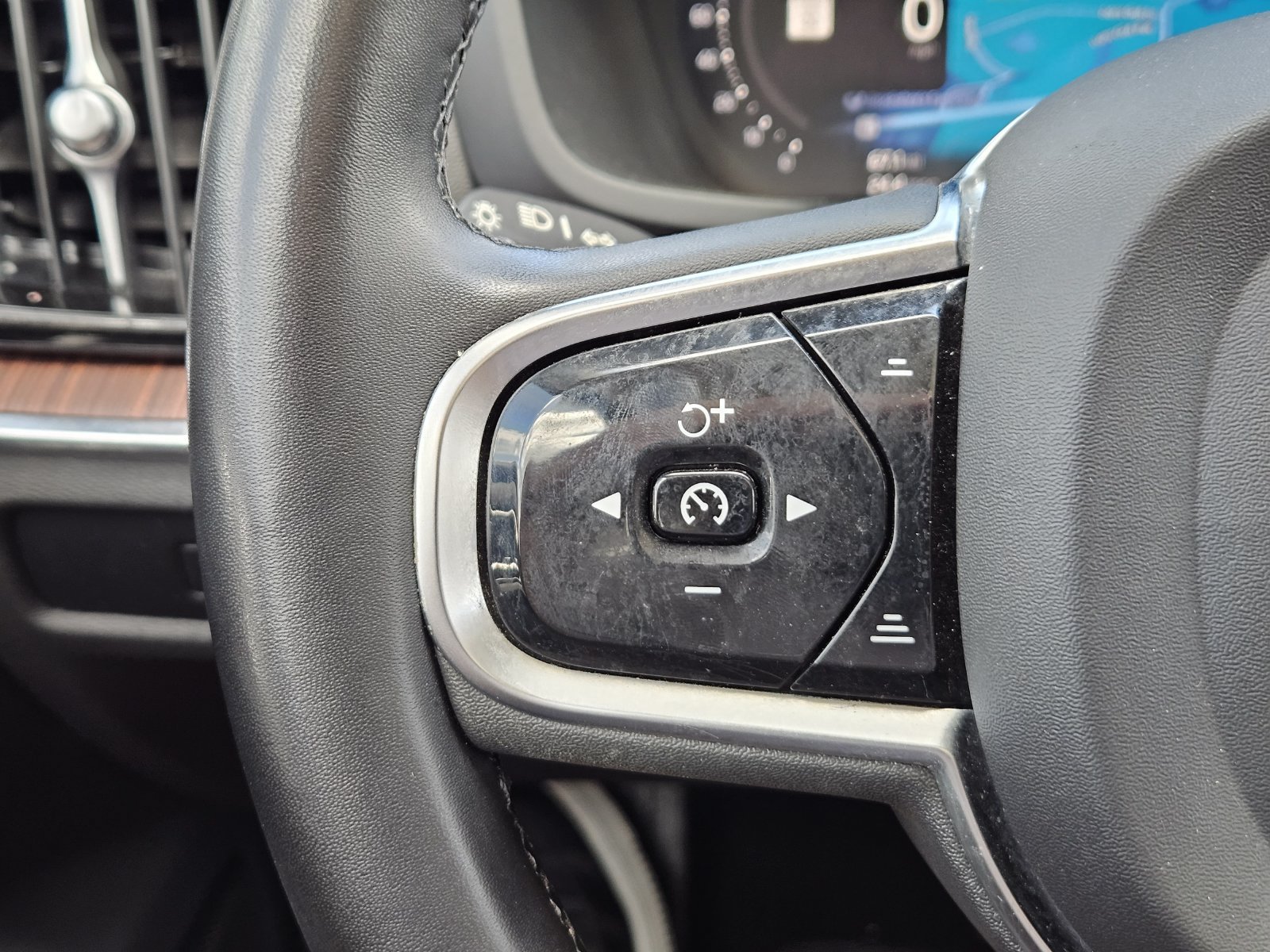 Used 2024 Volvo S60 B5 Plus FWD image 25