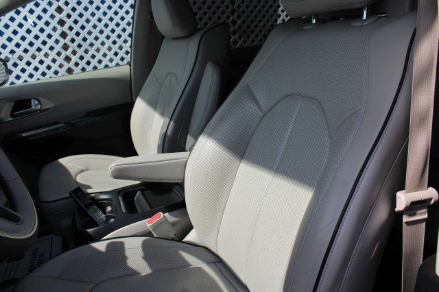 Used 2017 Chrysler Pacifica Platinum FWD image 34