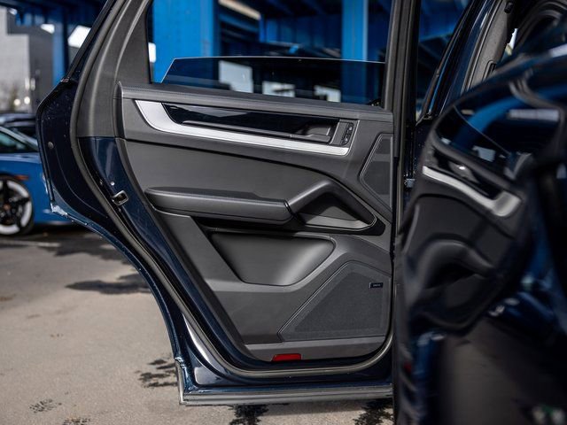 Certified 2025 Porsche Cayenne S AWD/4WD image 38