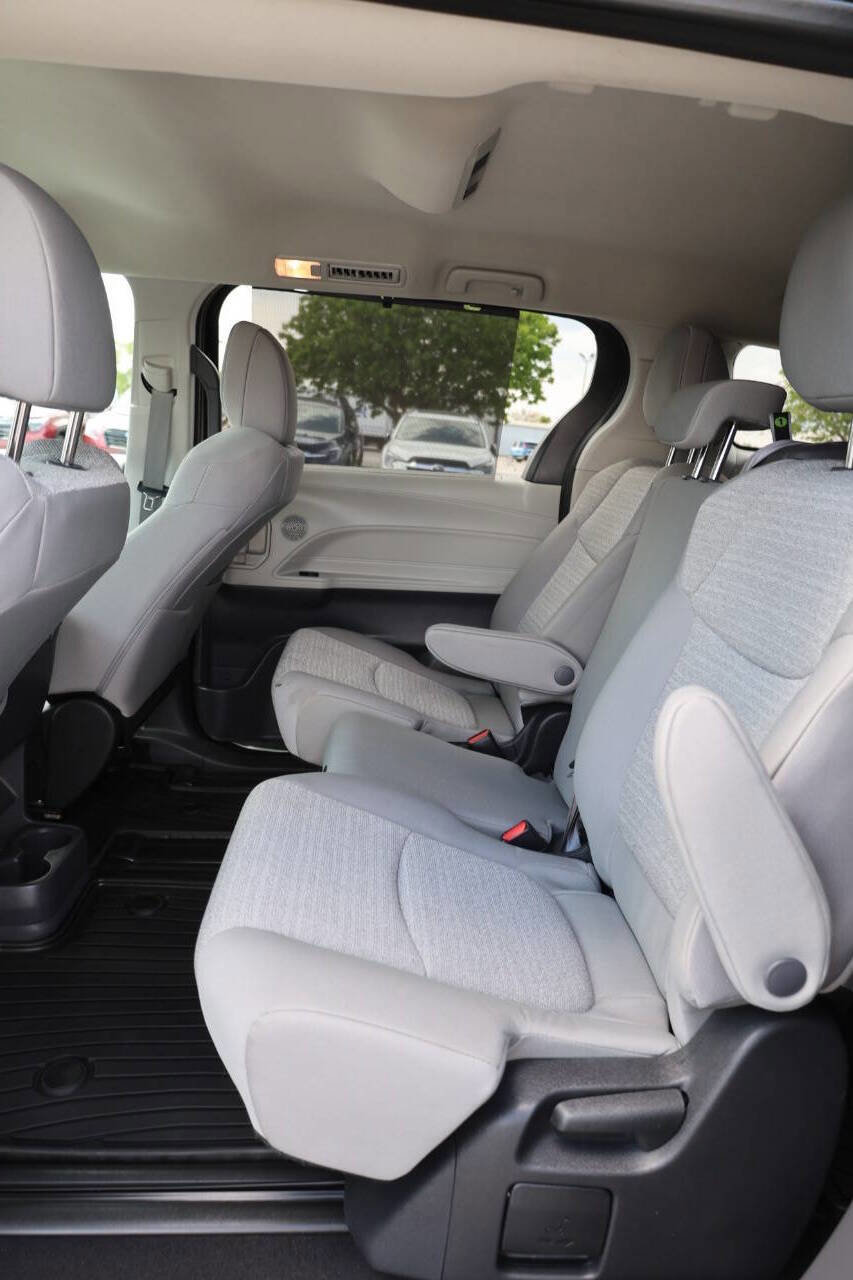 Used 2023 Toyota Sienna LE FWD image 18