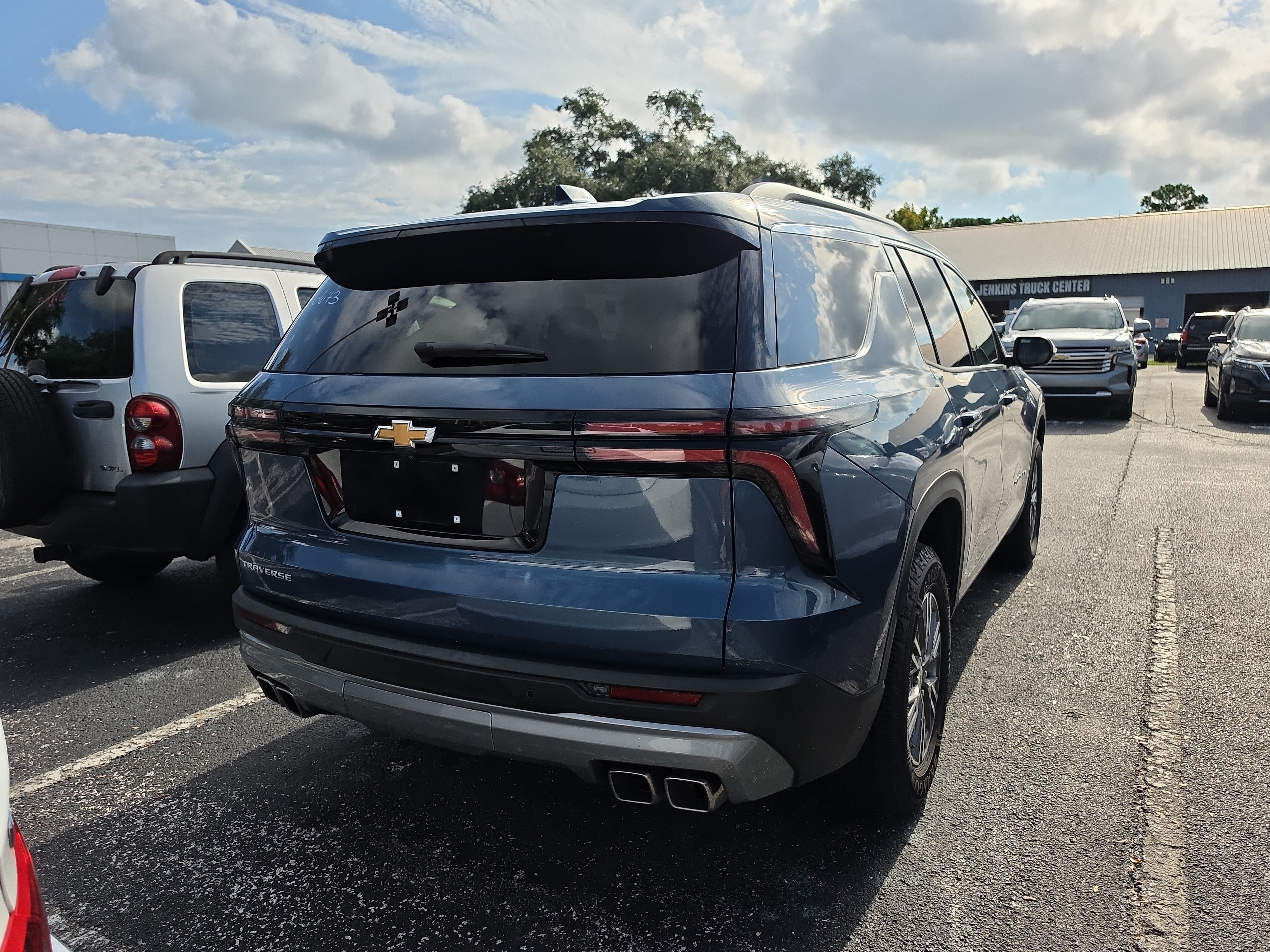 Used 2025 Chevrolet Traverse LT FWD image 4