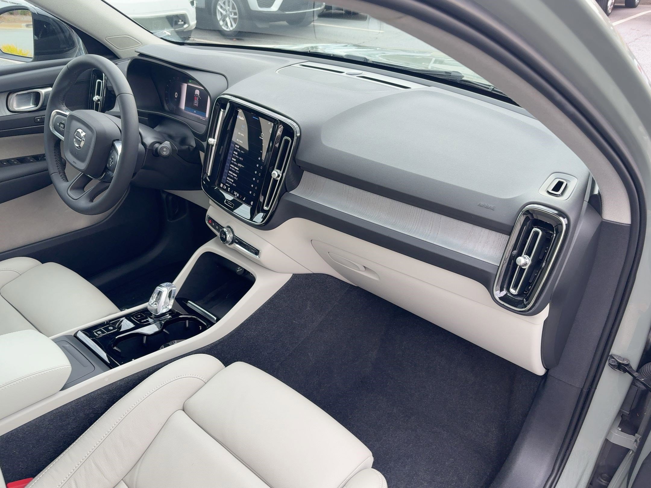 Used 2024 Volvo XC40 B5 Plus w/ Climate Package image 30