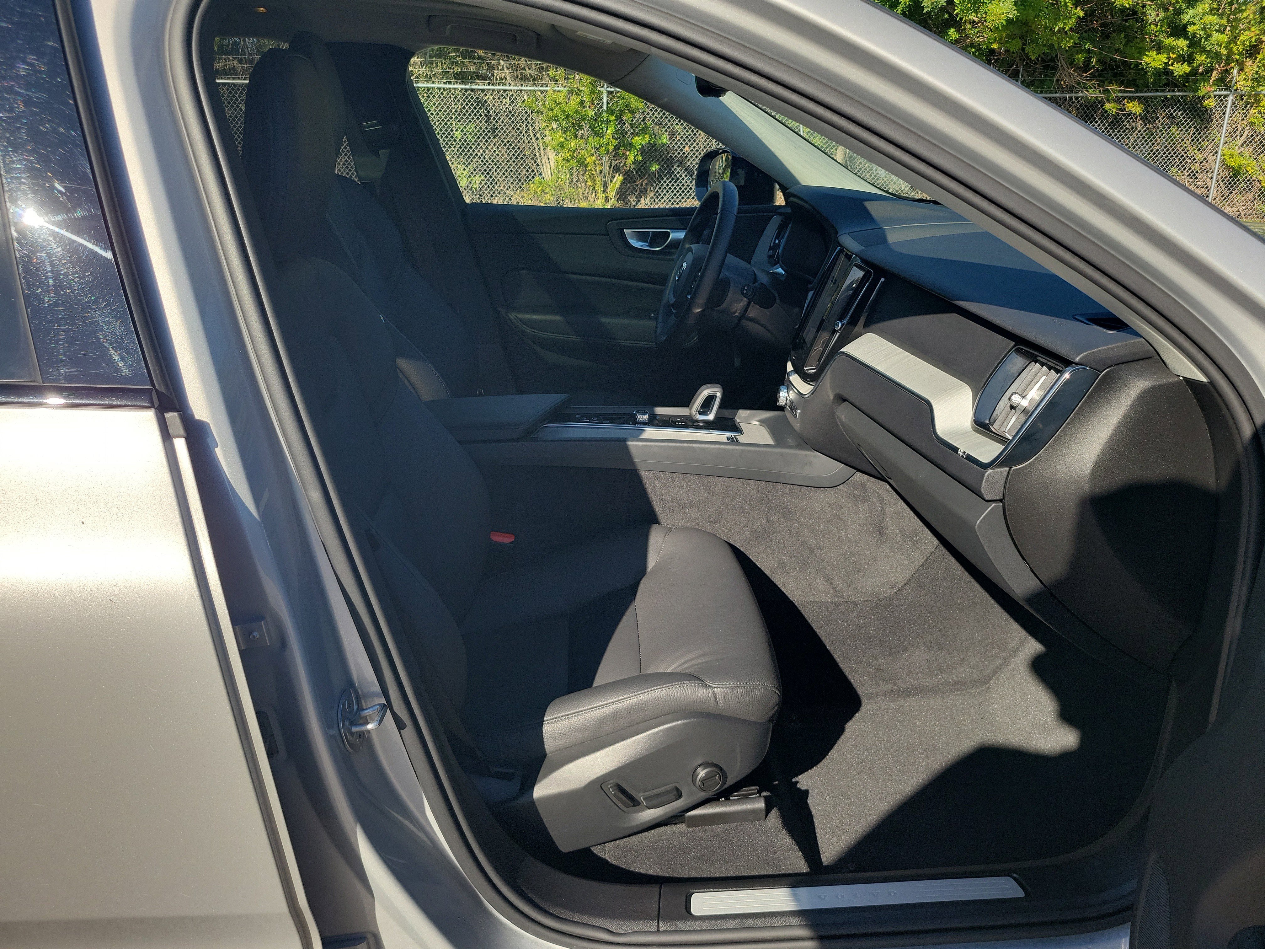 Used 2025 Volvo XC60 B5 Plus image 33