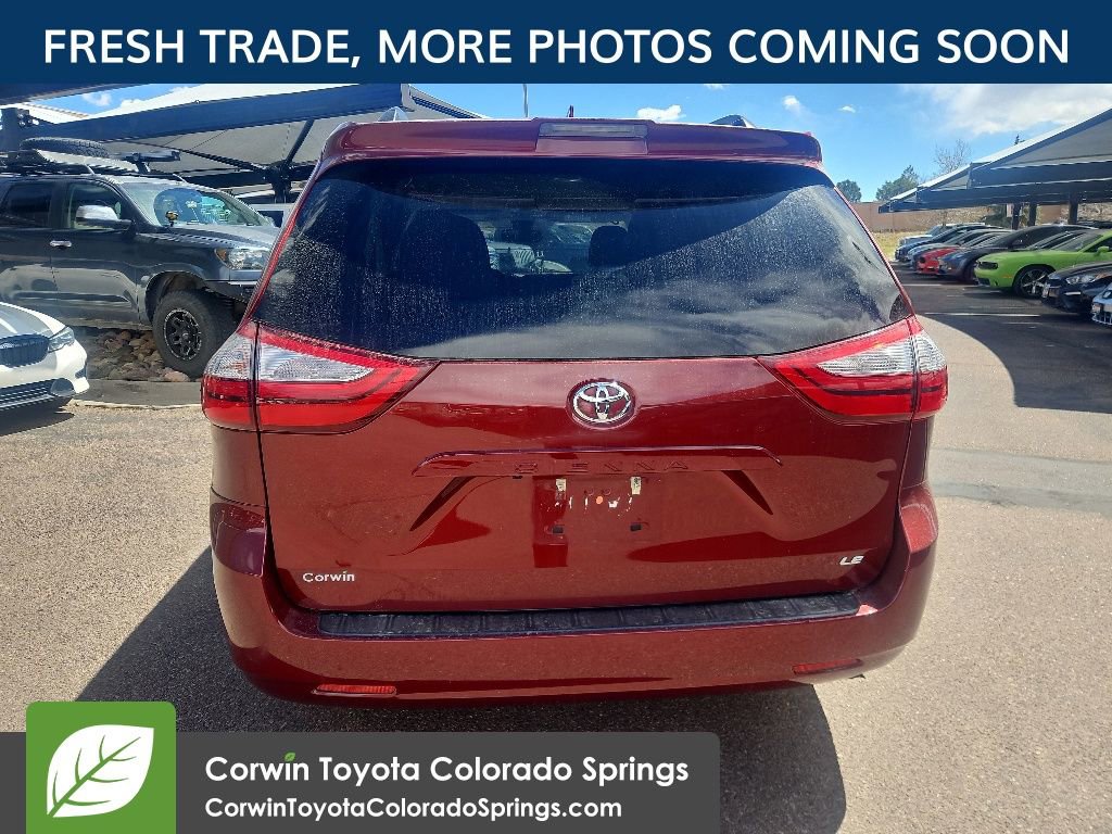 Used 2019 Toyota Sienna LE w/ Carpet Mat Package FWD image 4