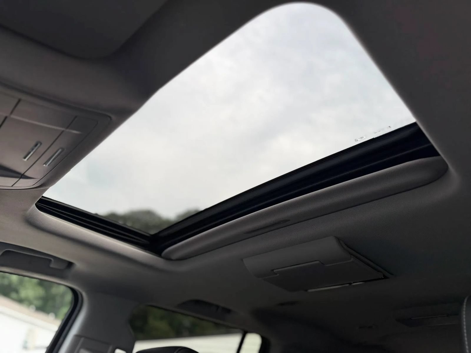 Used 2019 Chevrolet Suburban LT RWD image 25