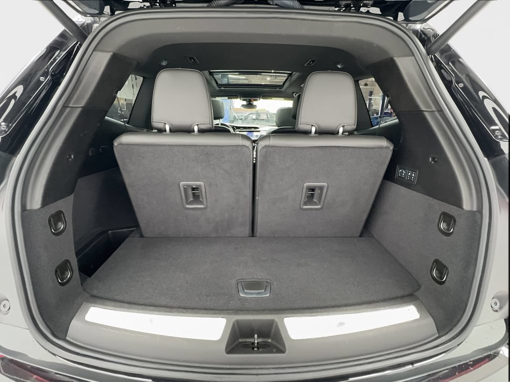 Used 2025 Cadillac XT6 Premium Luxury AWD/4WD image 17