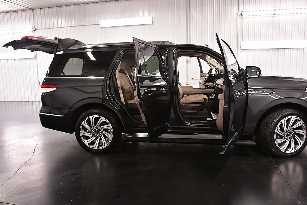 Used 2024 Lincoln Navigator Reserve AWD/4WD image 33