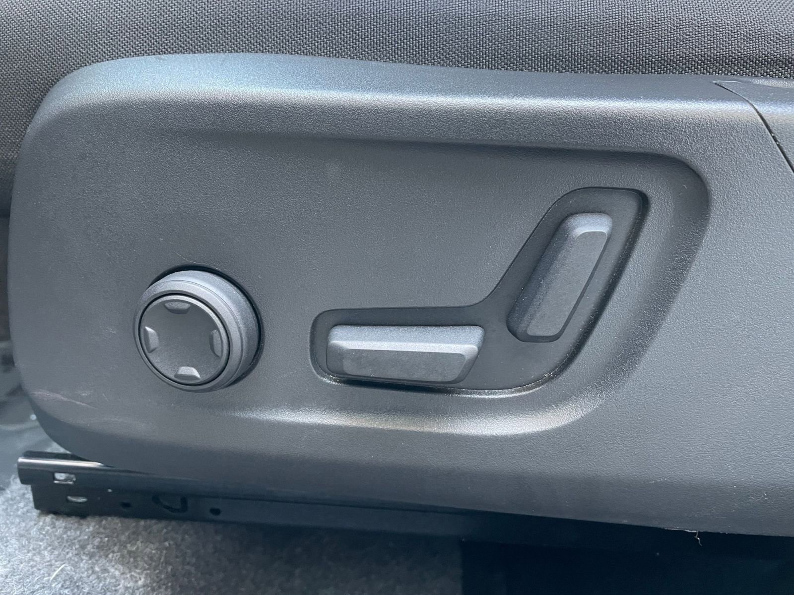 Used 2024 Volvo XC40 B5 Core image 23