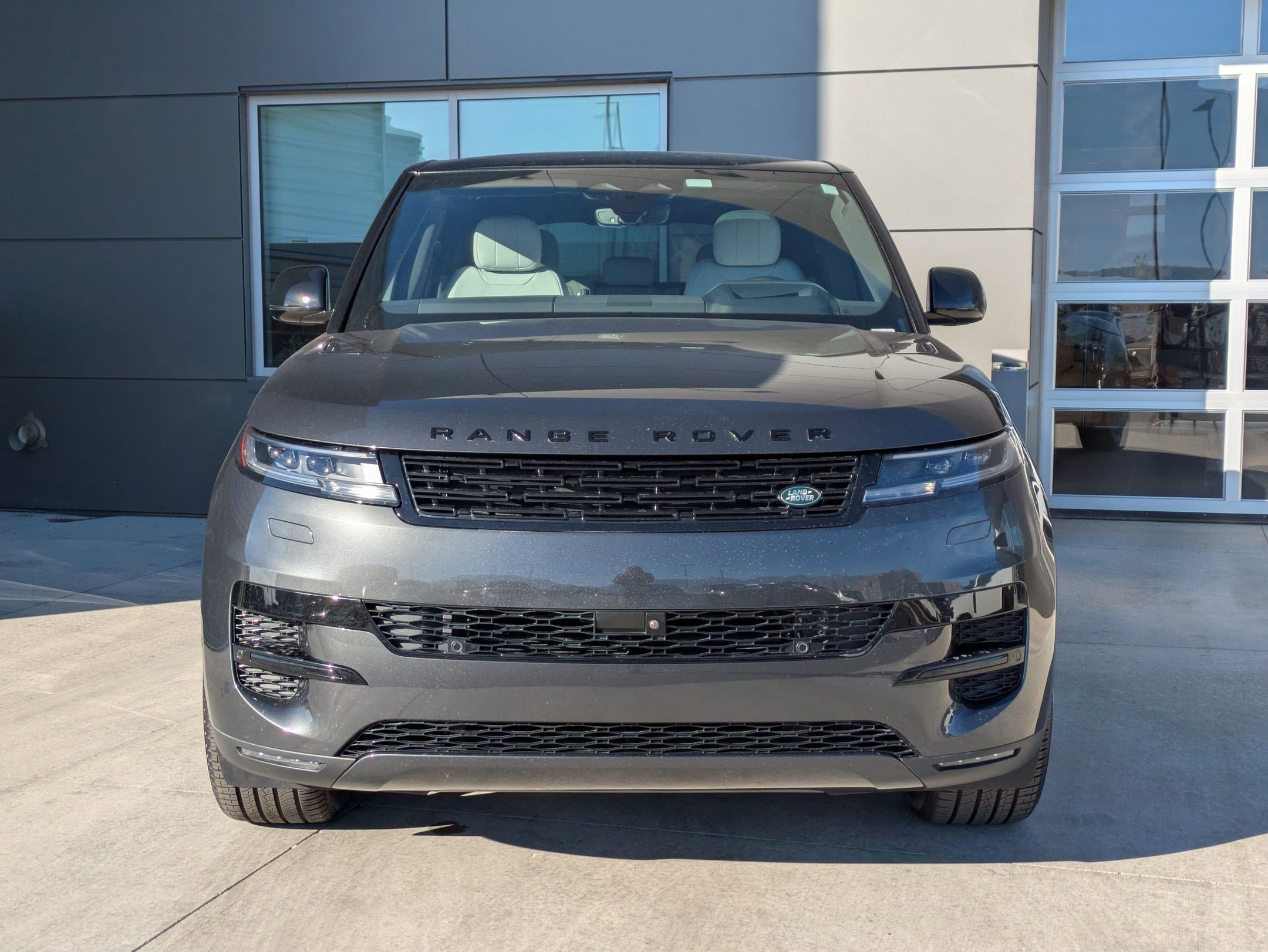 Used 2025 Land Rover Range Rover Sport SE image 2