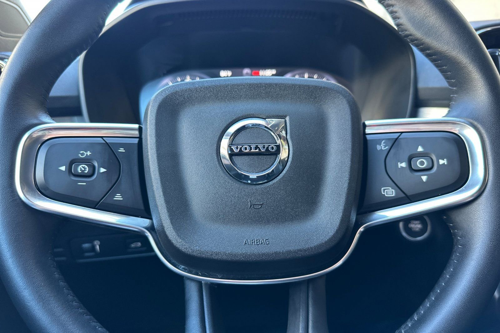 Used 2021 Volvo XC40 T5 Momentum w/ Premium Package image 31