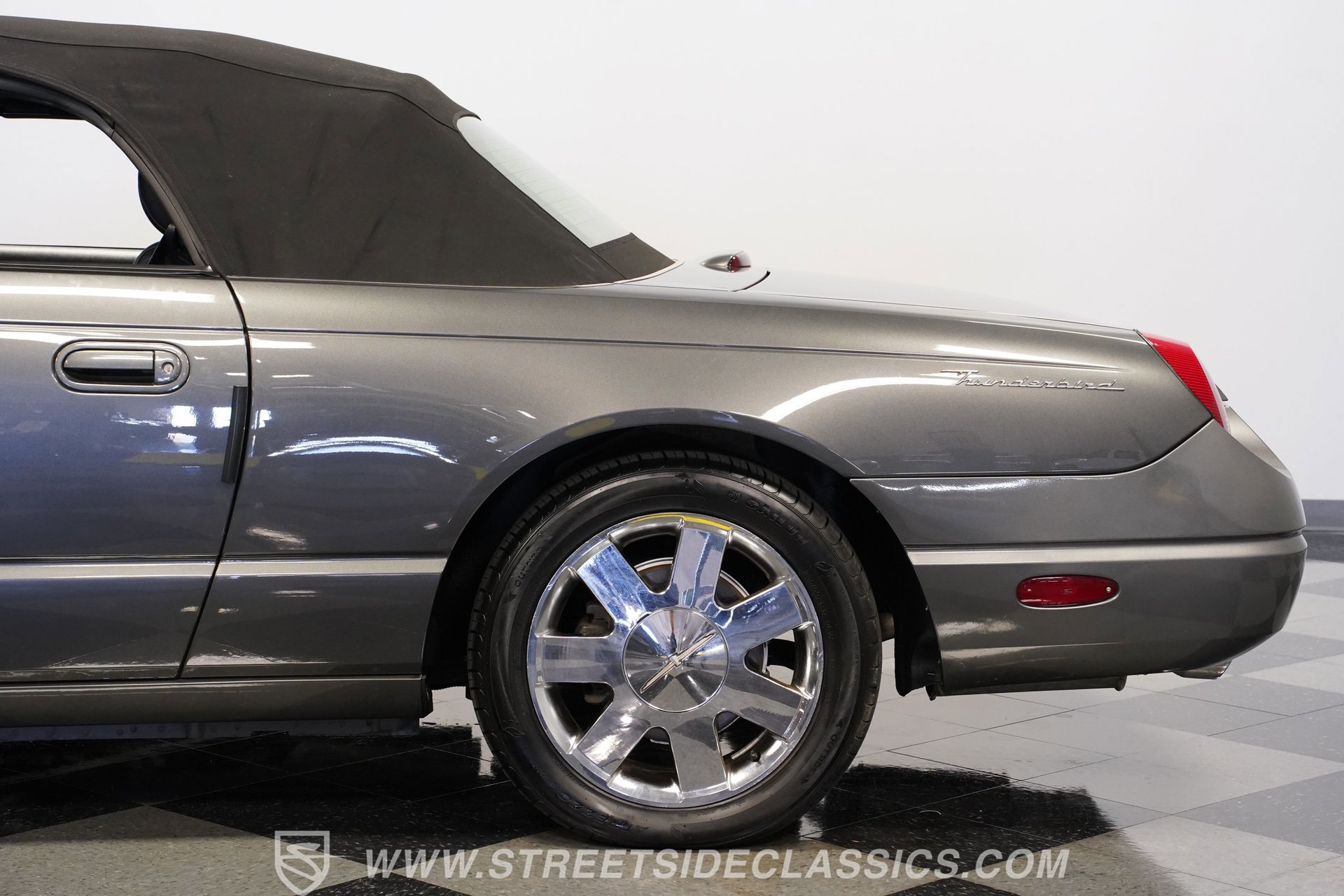 Used 2003 Ford Thunderbird image 25