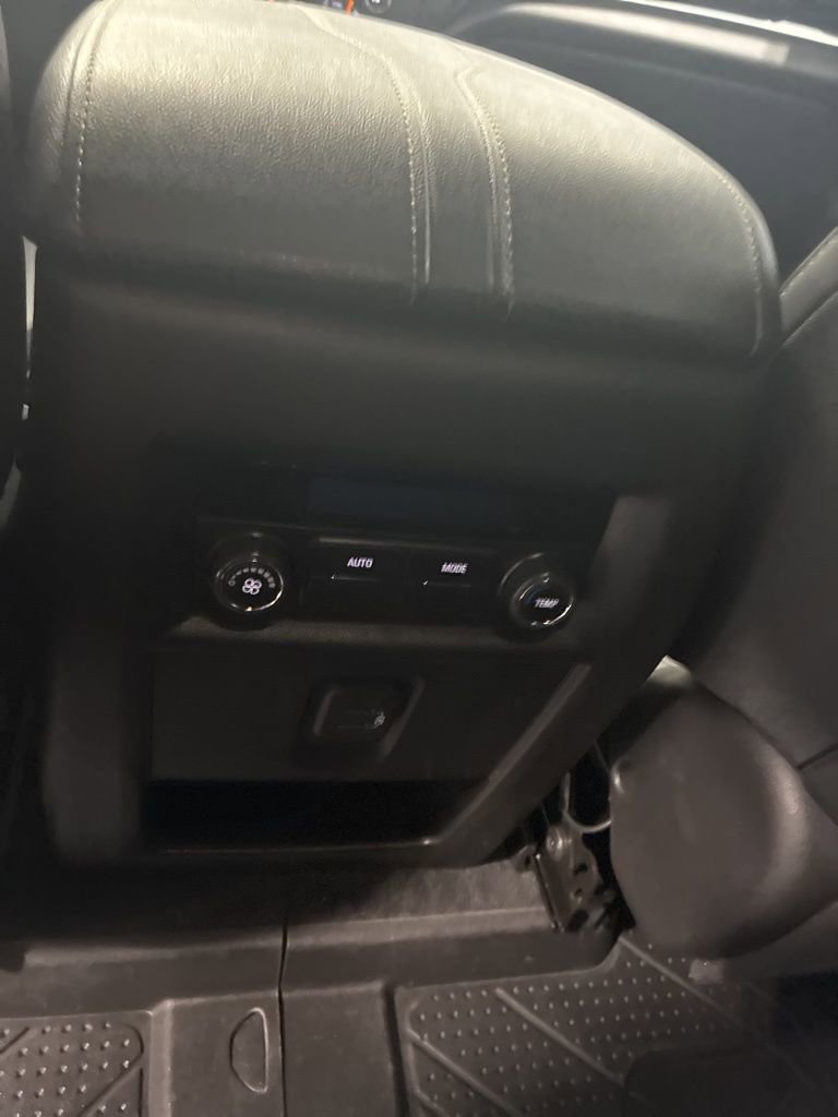 Used 2023 Chevrolet Traverse LT image 35