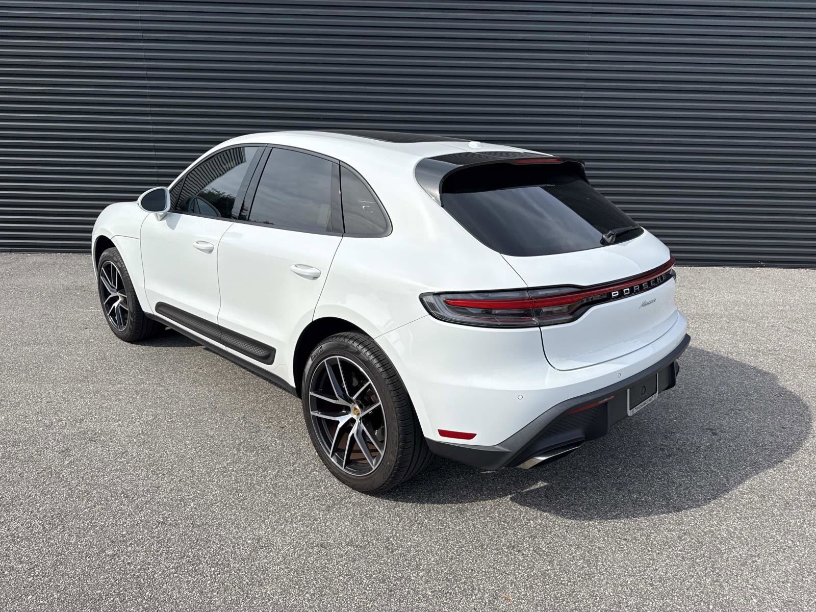 Certified 2022 Porsche Macan image 3
