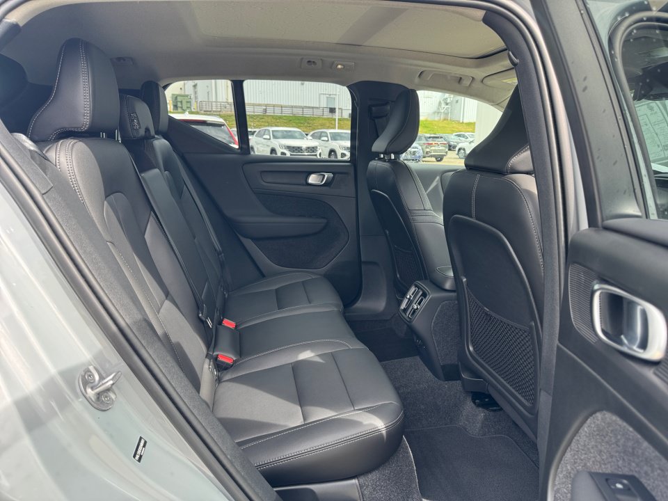 Used 2025 Volvo XC40 B5 Plus AWD/4WD image 29