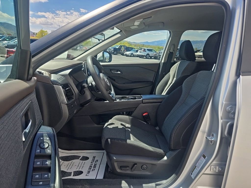 Used 2022 Nissan Rogue SV AWD/4WD image 16