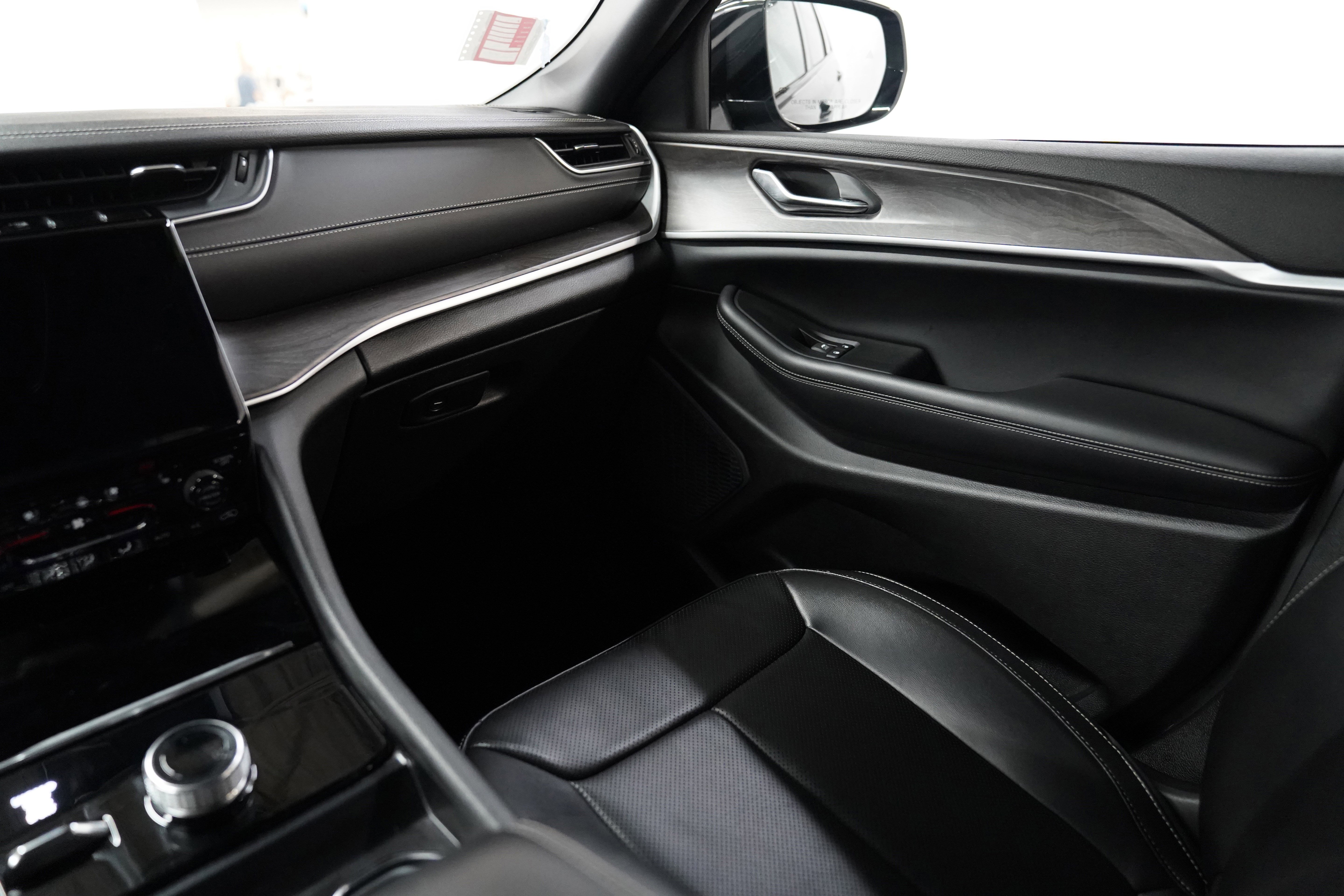 Certified 2024 Jeep Grand Cherokee L Limited w/ Luxury Tech Group II image 14