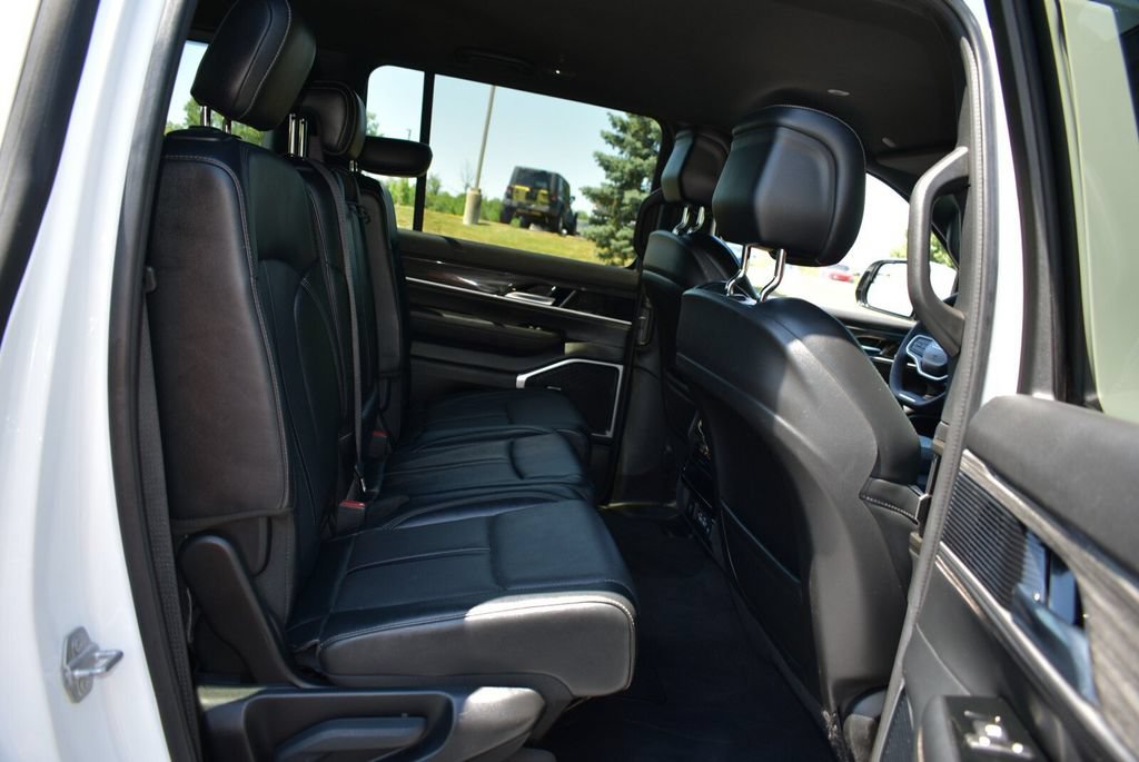 Used 2022 Jeep Wagoneer Series II AWD/4WD image 38