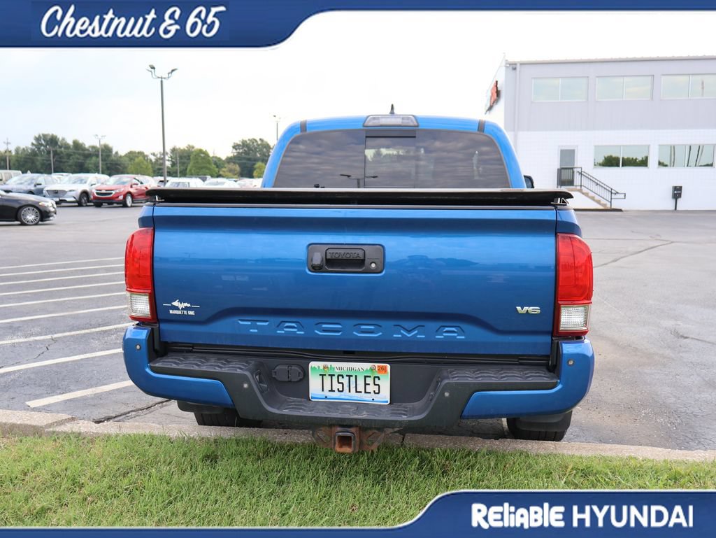 Used 2017 Toyota Tacoma TRD Sport AWD/4WD image 18