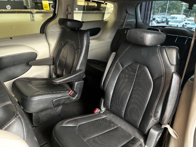 Used 2020 Chrysler Pacifica Touring-L FWD image 28