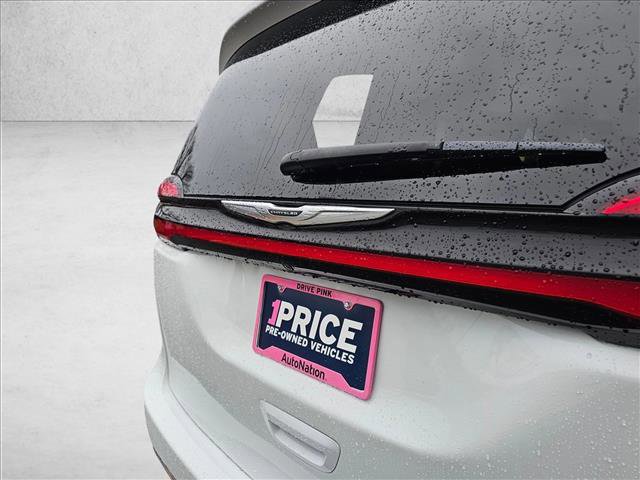 Used 2022 Chrysler Pacifica Touring-L image 12