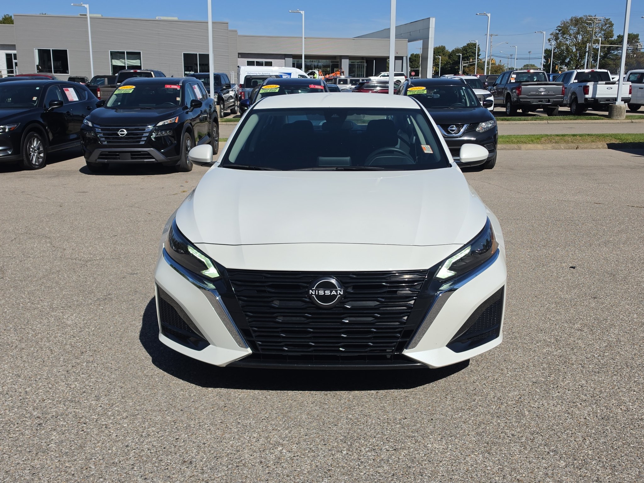 Used 2023 Nissan Altima 2.5 SV FWD image 2