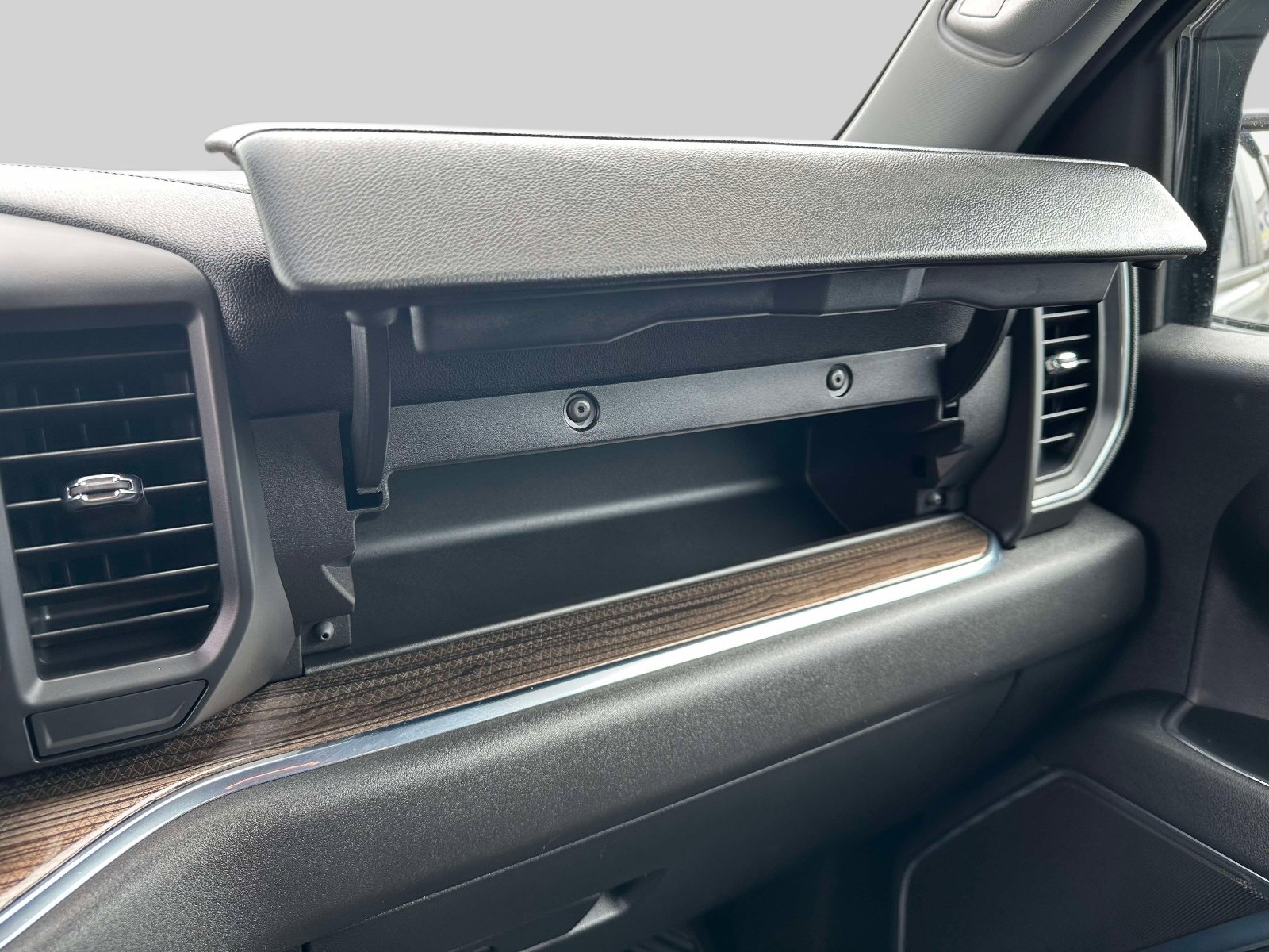 Used 2024 Chevrolet Silverado 1500 LT AWD/4WD image 33