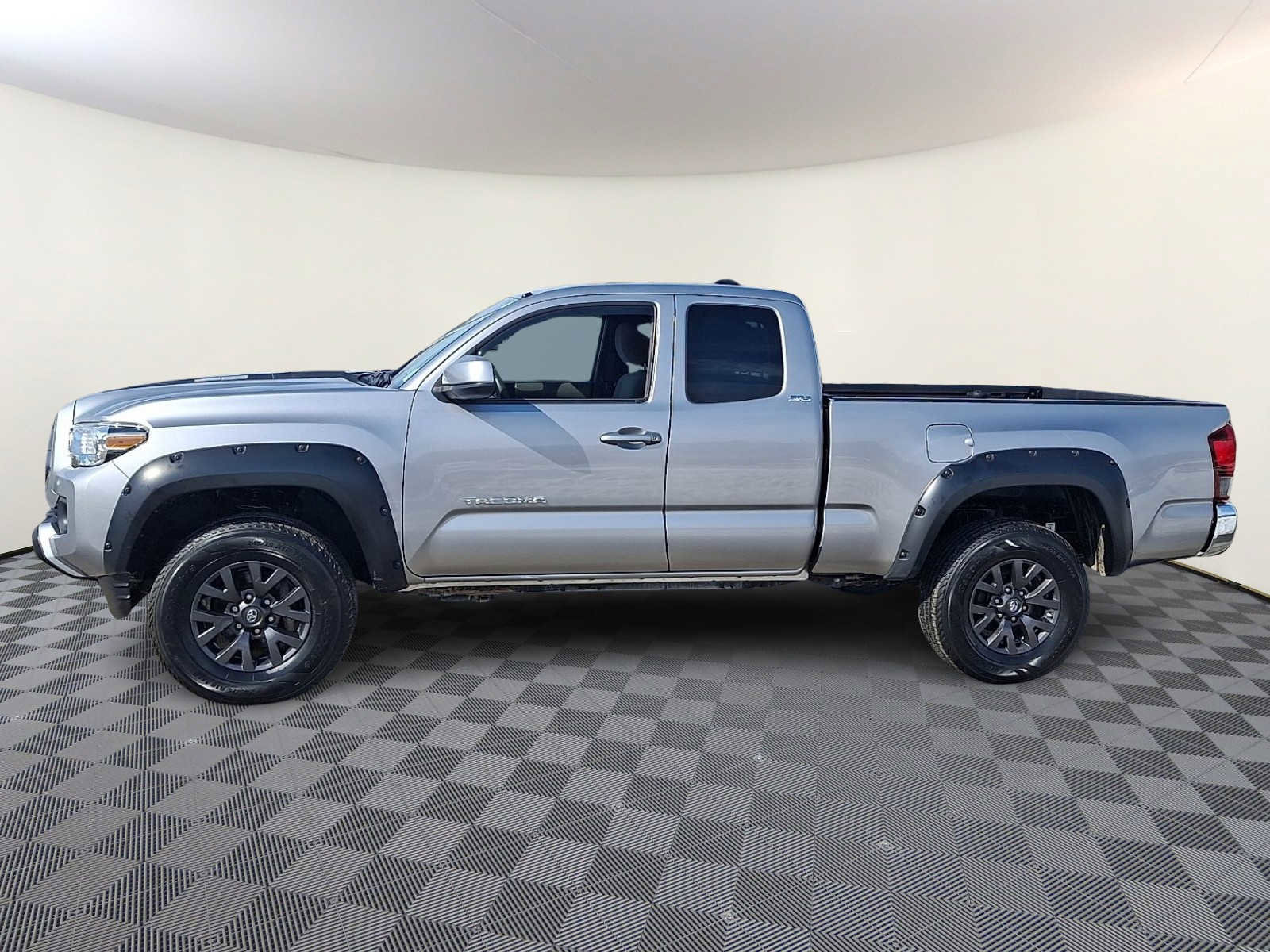 Certified 2020 Toyota Tacoma SR5 w/ SR5 Appearance Package (SM) image 10